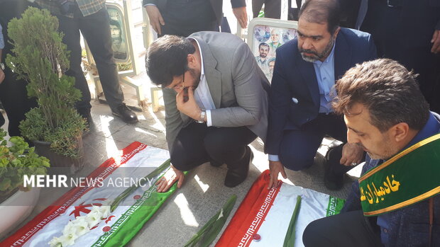 وزیر راه و شهرسازی به مقام شامخ شهدای اصفهان ادای احترام کرد