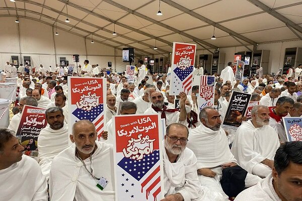 Iranian Hajj pilgrims hold "Exoneration from polytheists"
