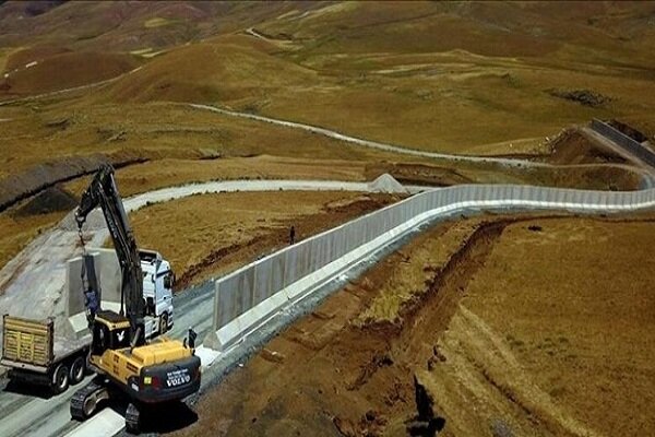 وزير الداخلية التركي الجديد يتفقد الجدار الحدودي قيد الانشاءمع إيران