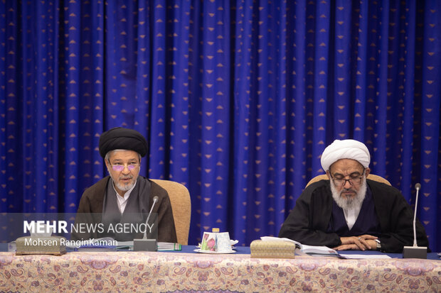 حجت الاسلام آقا تهرانی و حجت الاسلام عاملی در جلسه شورای عالی فضای مجازی حضور دارد