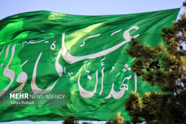 اهتزاز بزرگترین پرچم عید غدیر در کرمانشاه