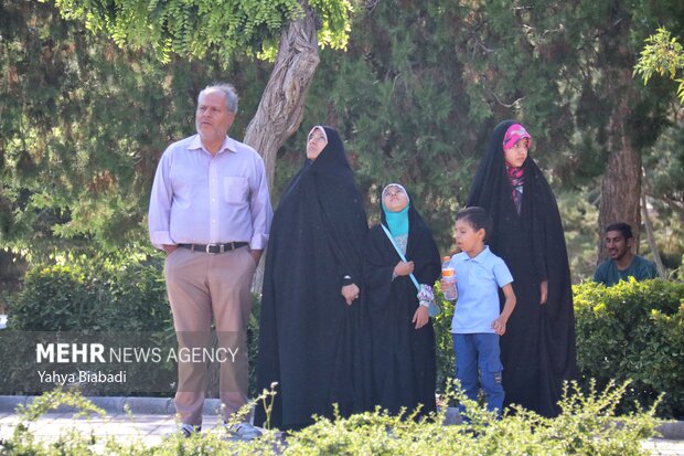 اهتزاز بزرگترین پرچم عید غدیر در کرمانشاه