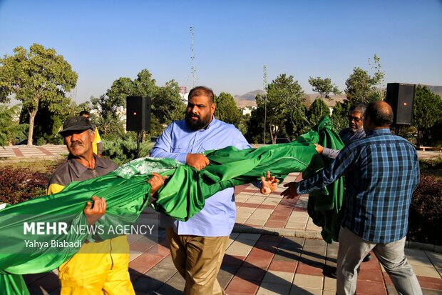 اهتزاز بزرگترین پرچم عید غدیر در کرمانشاه