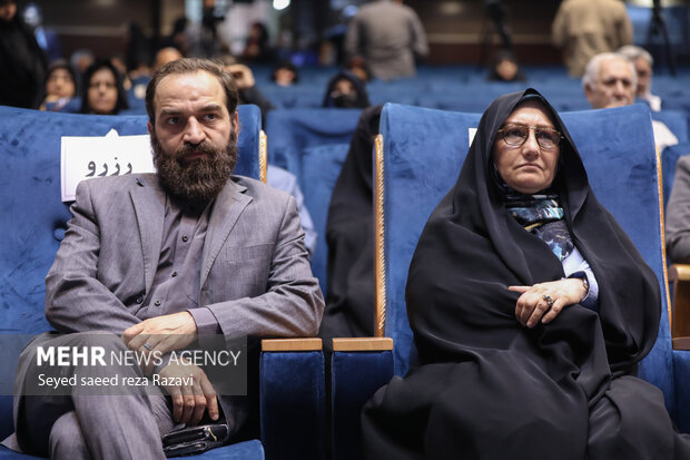  فرزند شهید محسن فخری زاده  و همسر شهید مسعود علیمحمدی در مراسم اولین همایش بین‌المللی شهدای ترور انقلاب اسلامی حضور دارند
