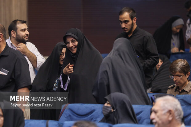  همسر شهید داریوش رضایی‌نژاد در مراسم اولین همایش بین‌المللی شهدای ترور انقلاب اسلامی حضور دارد