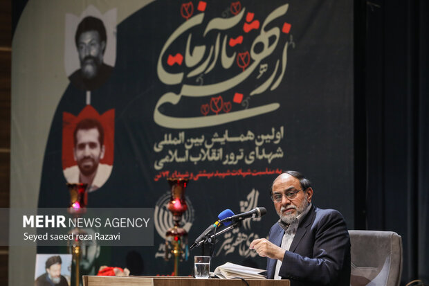  حسن رحیم‌پور ازغدی، عضو شورای عالی انقلاب فرهنگی در حال سخنرانی در مراسم اولین همایش بین‌المللی شهدای ترور انقلاب اسلامی است