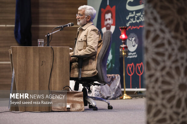  سعید جلیلی، عضو مجمع تشخیص مصلحت نظام در حال سخنرانی در مراسم اولین همایش بین‌المللی شهدای ترور انقلاب اسلامی است