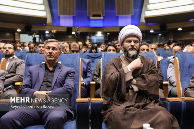 حجت الاسلام محمد قمی، رئیس سازمان تبلیغات اسلامی و پدر شهید آرمان علی وردی در مراسم اولین همایش بین‌المللی شهدای ترور انقلاب اسلامی حضور دارند