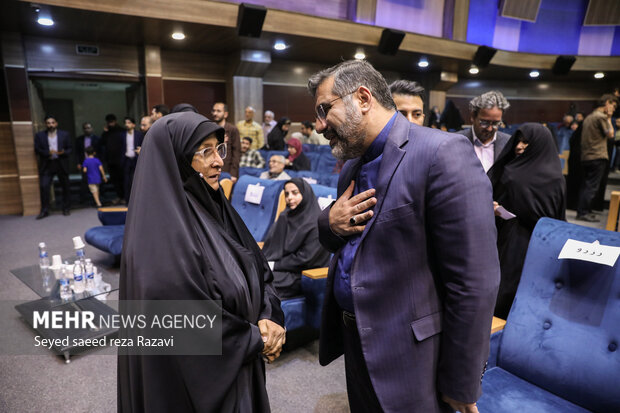  محمد مهدی اسماعیلی وزیر فرهنگ و ارشاد اسلامی در حال گفتگو با یکی از خانواده شهدا حاضر در مراسم اولین همایش بین‌المللی شهدای ترور انقلاب اسلامی است