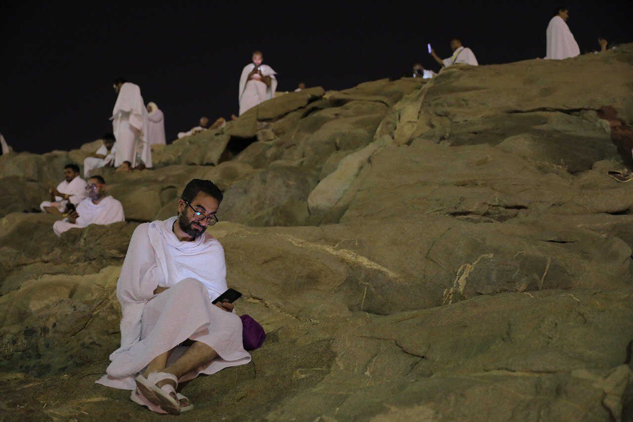 تصاویری از راز و نیاز زائران ایرانی در جبل الرحمه در شب عرفه 