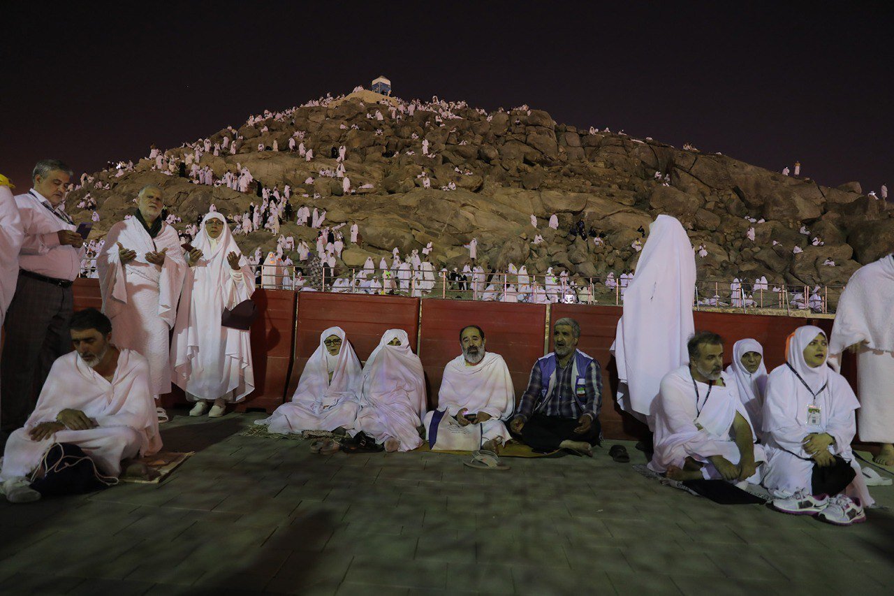 شب عرفہ کو جبل الرحمہ میں ایرانی زائرین کے راز و نیاز کے روح پرور مناظر+ تصاویر