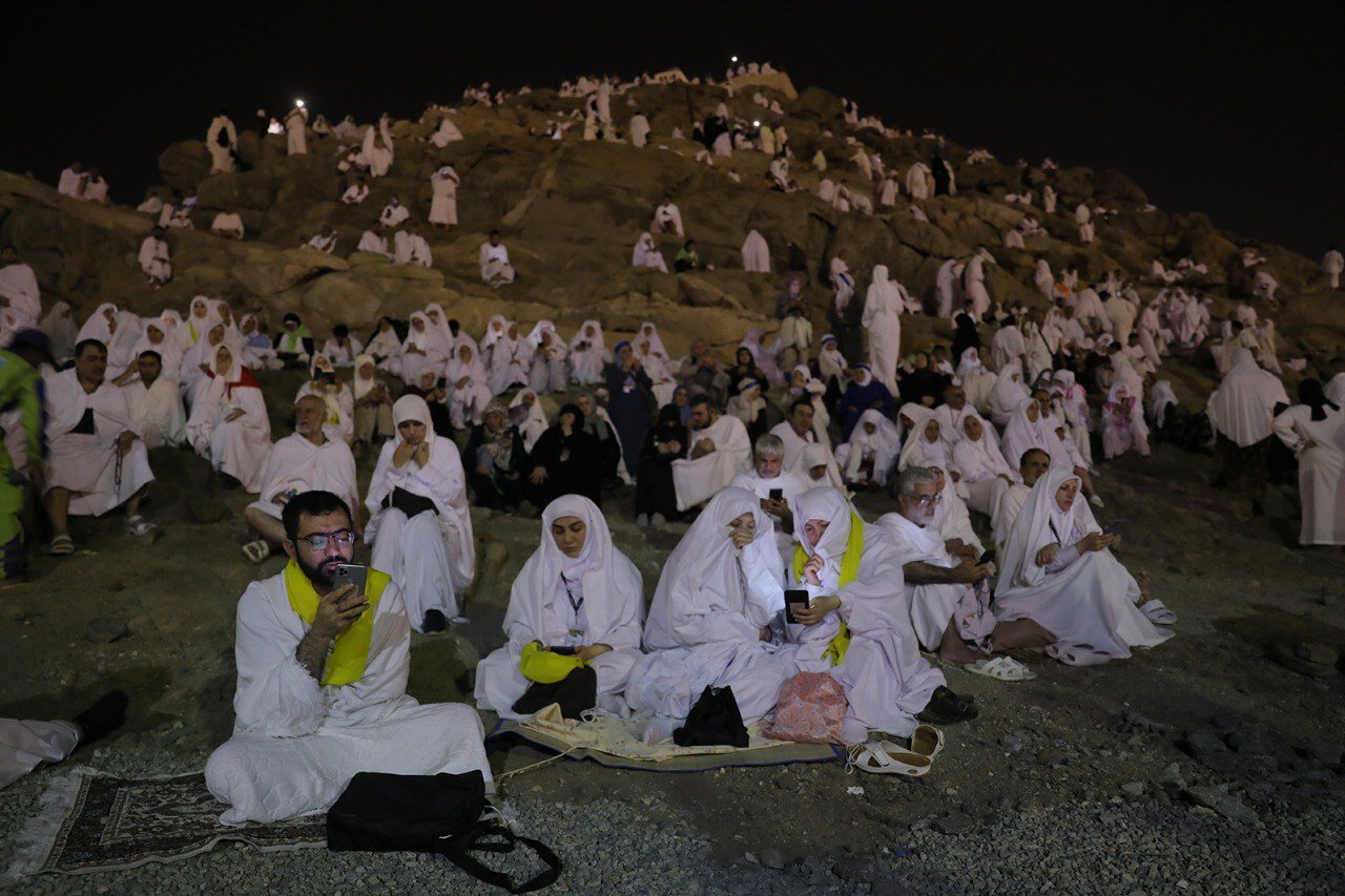 تصاویری از راز و نیاز زائران ایرانی در جبل الرحمه در شب عرفه 