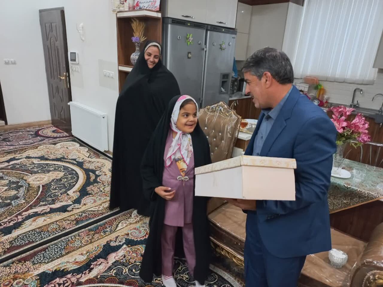 دیدار مسئولان مهریز با خانواده شهید «ایرج صفاری»