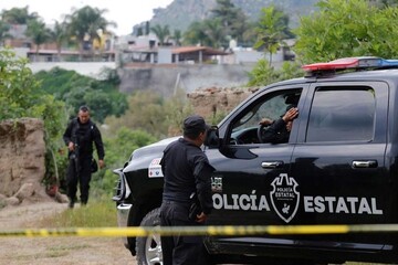 افراد مسلح ۱۴ کارمند پلیس را در بزرگراهی در مکزیک ربودند