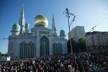نماز عید قربان با حضور ۲۰۰هزار نمازگزار در مساجد مسکو اقامه شد+ فیلم