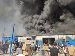 دودگرفتگی چند آتش‌نشان در آتش‌سوزی انبار مواد غذایی محمدشهر