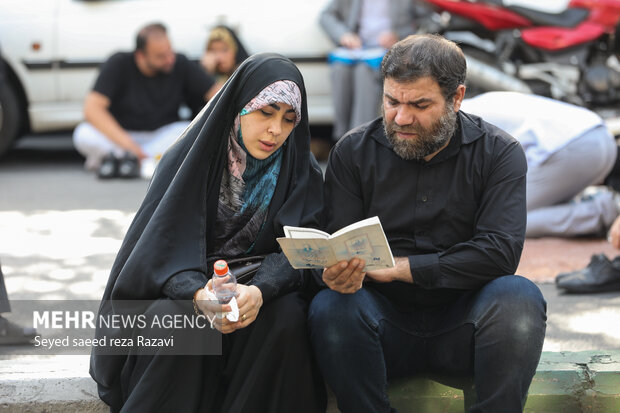 دعای عرفه در حسینیه صنف لباس‌ فروشان تهران