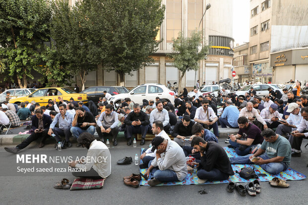 تہران، سعدی روڈ پر واقع بازار میں دعائے عرفہ کی روح پرور تقریب منعقد