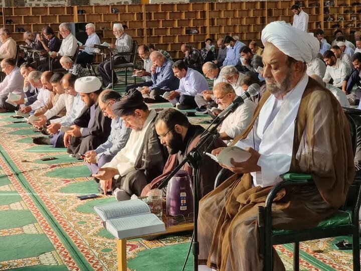 قرائت دعای «عرفه» در مصلی جمعه گناوه برگزار شد