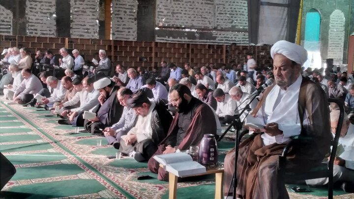 قرائت دعای «عرفه» در مصلی جمعه گناوه برگزار شد