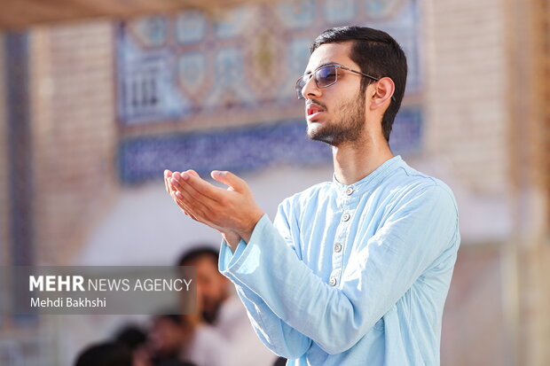 طنین دعای پرفیض عرفه در شهر کریمه اهل بیت(ع)