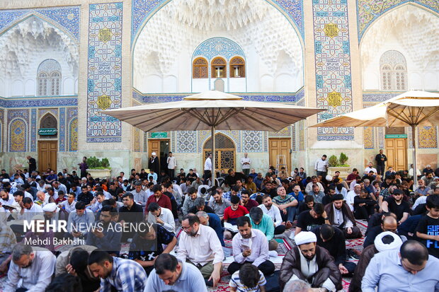 طنین دعای پرفیض عرفه در شهر کریمه اهل بیت(ع)