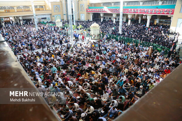 طنین دعای پرفیض عرفه در شهر کریمه اهل بیت(ع)