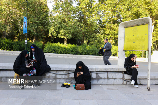 مراسم دعای عرفه امام حسین (ع) بعد از ظهر امروز چهارشنبه ۷ تیرماه ۱۴۰۲ با حضور اقشار مختلف مردم در دانشگاه تهران برگزار شد