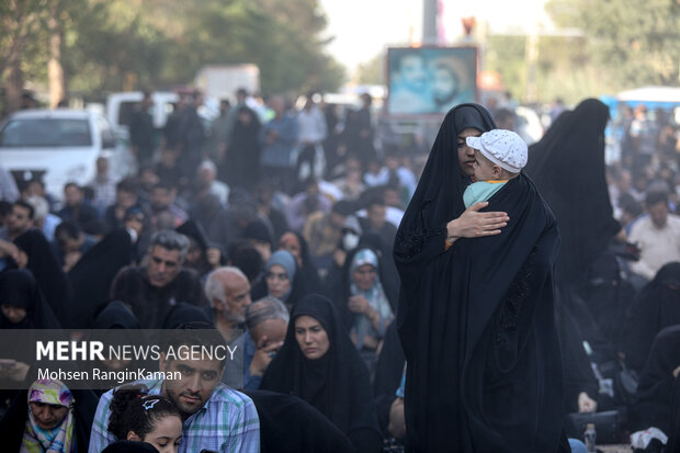 مراسم پرفیض دعای عرفه با حضور خانواده معظم شهدا، ایثارگران، رزمندگان و عموم مردم مومن تهران در جوار مزار شهدا در بهشت زهرا (س) برگزار شد