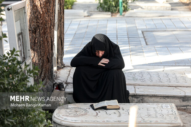 مراسم پرفیض دعای عرفه با حضور خانواده معظم شهدا، ایثارگران، رزمندگان و عموم مردم مومن تهران در جوار مزار شهدا در بهشت زهرا (س) برگزار شد