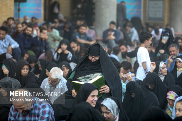 مراسم پرفیض دعای عرفه با حضور خانواده معظم شهدا، ایثارگران، رزمندگان و عموم مردم مومن تهران در جوار مزار شهدا در بهشت زهرا (س) برگزار شد