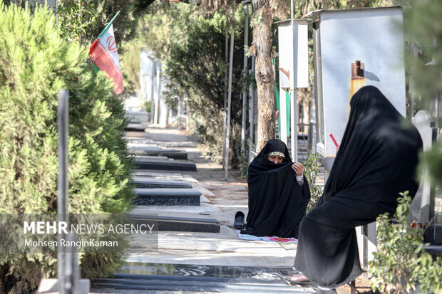 مراسم پرفیض دعای عرفه با حضور خانواده معظم شهدا، ایثارگران، رزمندگان و عموم مردم مومن تهران در جوار مزار شهدا در بهشت زهرا (س) برگزار شد