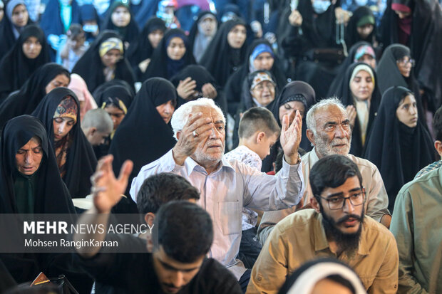 مراسم پرفیض دعای عرفه با حضور خانواده معظم شهدا، ایثارگران، رزمندگان و عموم مردم مومن تهران در جوار مزار شهدا در بهشت زهرا (س) برگزار شد