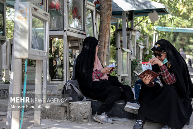 مراسم پرفیض دعای عرفه با حضور خانواده معظم شهدا، ایثارگران، رزمندگان و عموم مردم مومن تهران در جوار مزار شهدا در بهشت زهرا (س) برگزار شد