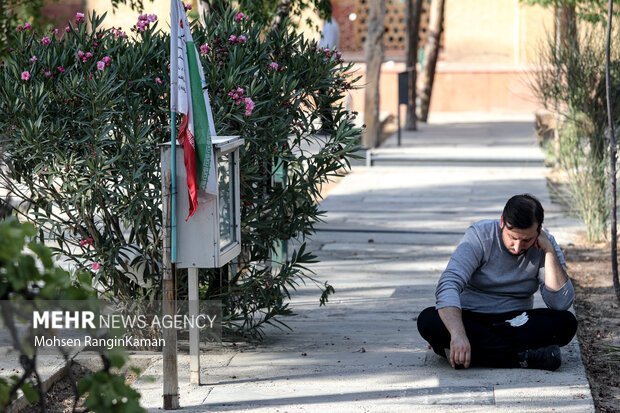 مراسم پرفیض دعای عرفه با حضور خانواده معظم شهدا، ایثارگران، رزمندگان و عموم مردم مومن تهران در جوار مزار شهدا در بهشت زهرا (س) برگزار شد