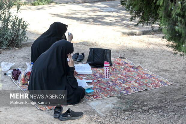 مراسم پرفیض دعای عرفه با حضور خانواده معظم شهدا، ایثارگران، رزمندگان و عموم مردم مومن تهران در جوار مزار شهدا در بهشت زهرا (س) برگزار شد