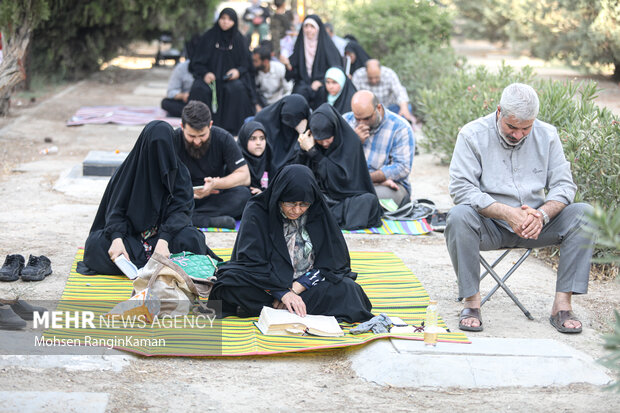 مراسم پرفیض دعای عرفه با حضور خانواده معظم شهدا، ایثارگران، رزمندگان و عموم مردم مومن تهران در جوار مزار شهدا در بهشت زهرا (س) برگزار شد