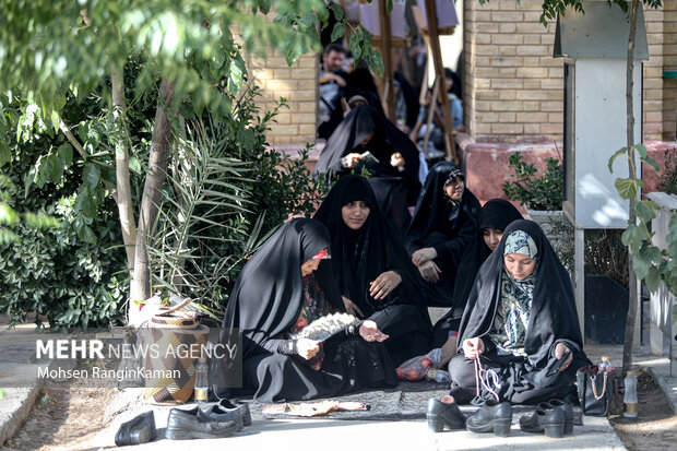 مراسم پرفیض دعای عرفه با حضور خانواده معظم شهدا، ایثارگران، رزمندگان و عموم مردم مومن تهران در جوار مزار شهدا در بهشت زهرا (س) برگزار شد