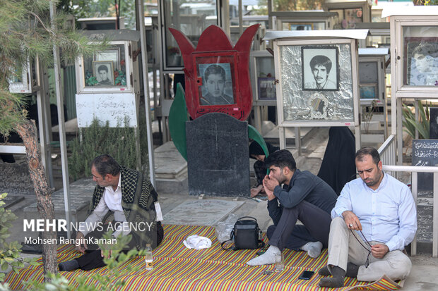 مراسم پرفیض دعای عرفه با حضور خانواده معظم شهدا، ایثارگران، رزمندگان و عموم مردم مومن تهران در جوار مزار شهدا در بهشت زهرا (س) برگزار شد