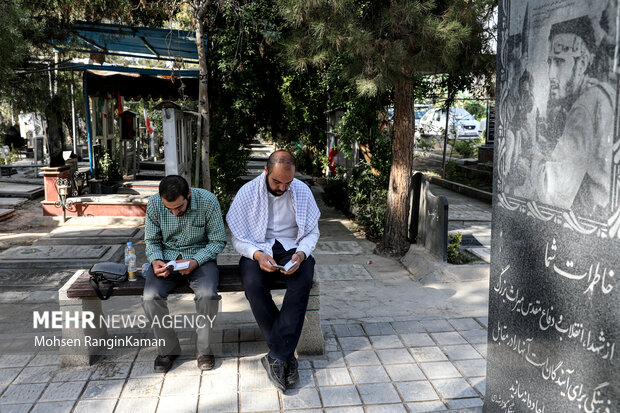 مراسم پرفیض دعای عرفه با حضور خانواده معظم شهدا، ایثارگران، رزمندگان و عموم مردم مومن تهران در جوار مزار شهدا در بهشت زهرا (س) برگزار شد