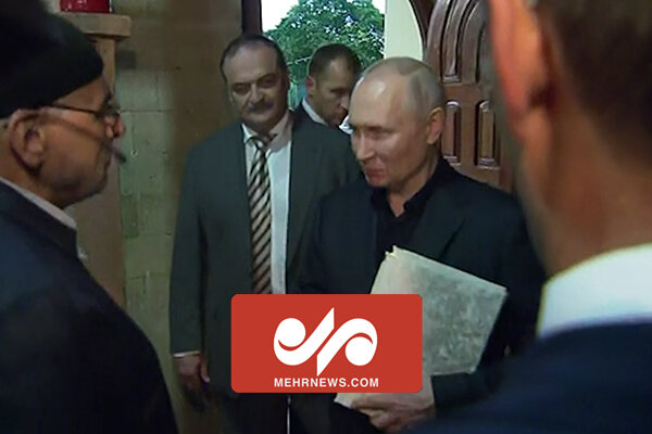اهدای یک جلد قرآن به رئیس جمهور روسیه 
