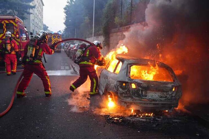 دومین شب آشوب در فرانسه/ معترضان اتوبوس و خودرو آتش می‌زنند