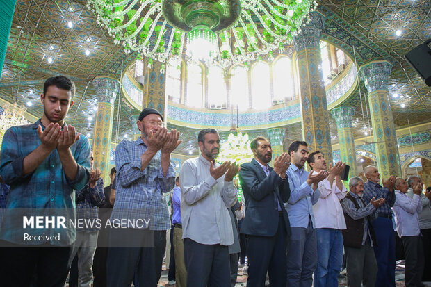 اقامه نماز عید فطر در ۱۸ بقعه متبرکه استان قم