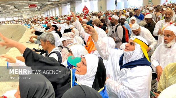 تصاویری ازسنگ زدن به شیطان در دومین روزحضور زائران ایرانی در منا تصاویری ازسنگ زدن به شیطان در دومین روزحضور زائران ایرانی در منا