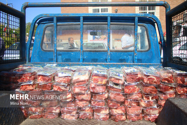 رزمایش توزیع ۲۰۰۰ بسته گوشت گرم در کنار ذبح قربانی