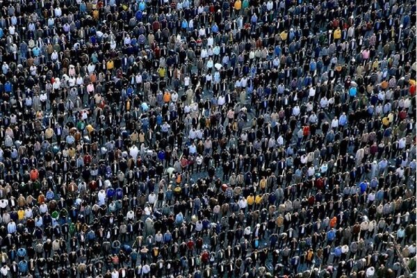 حشود مليونية من أبناء الشعب الإيراني يؤدون صلاة عيد الاضحى المبارك