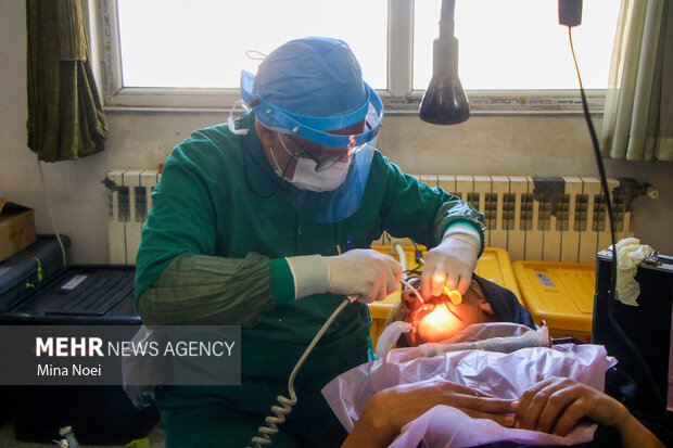 ویزیت رایگان دندانپزشکی برای مددجویان توسط گروه جهادی