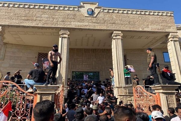 Iraklı göstericiler Bağdat'taki İsveç büyükelçiliğini bastı