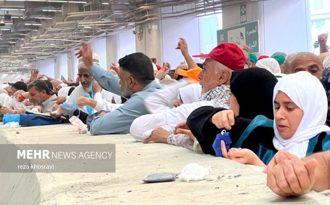 تصاویری ازسنگ زدن به شیطان در دومین روزحضور زائران ایرانی در منا