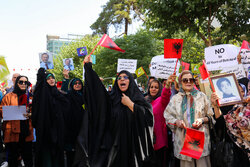 تجمع خانواده های اعضای گرفتار در فرقه رجوی مقابل سفارت ترکیه